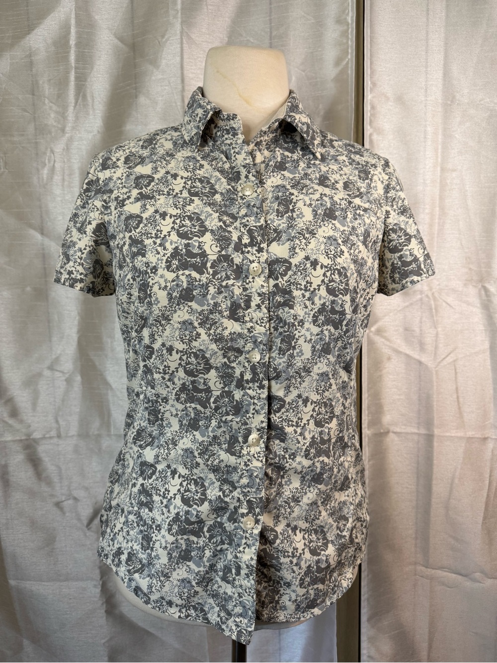 REI Gray and White Floral Short Sleeve Button-Up Shirt